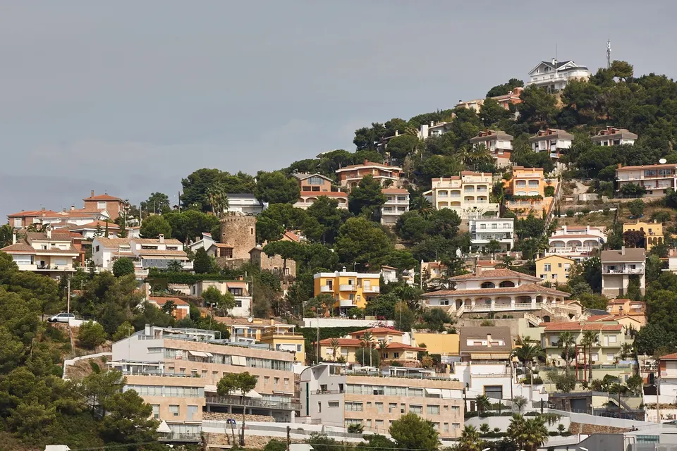 Villaer og huse på skråningen over Santa Susanna