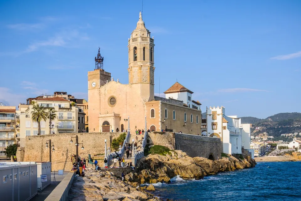 Kirken Sant Bartomeu i Santa Tecla på klippen ved havet i Sitges