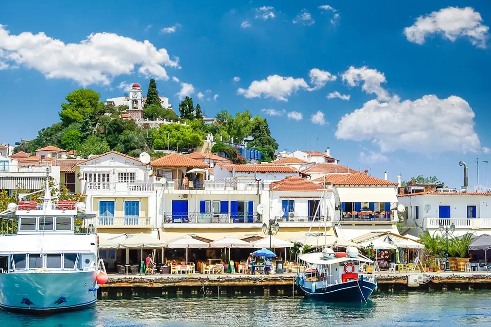 Den gamle havn i Skiathos by med både, tavernaer, hvide huse og klokketårn