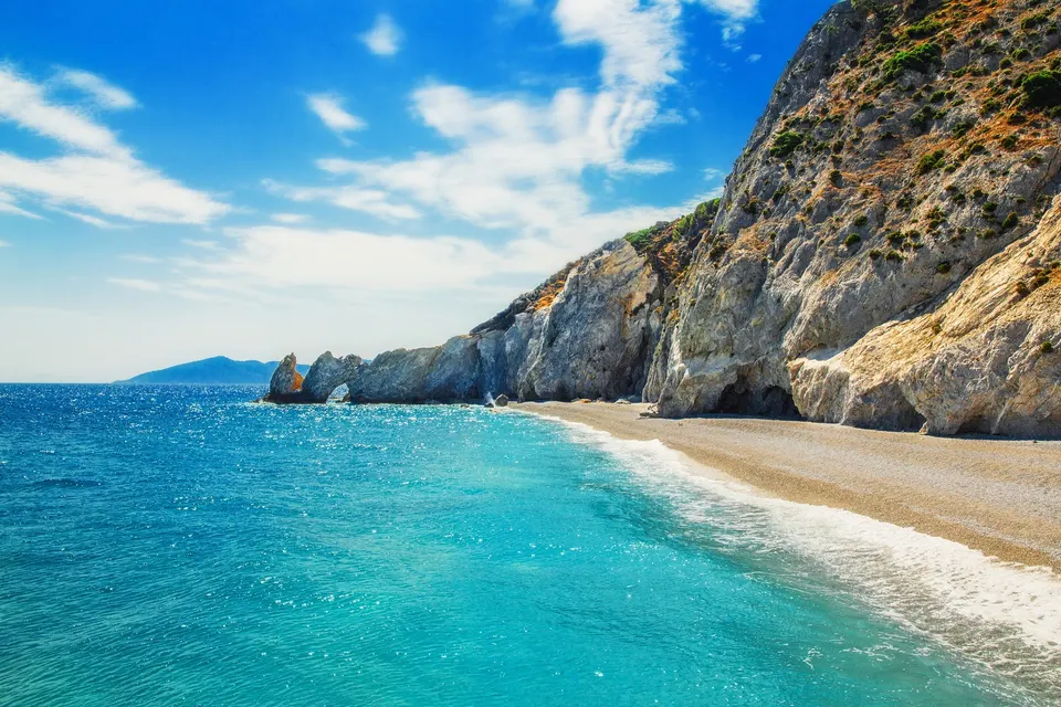 Lalaria-stranden på Skiathos med hvide sten, klippebue og turkis vand