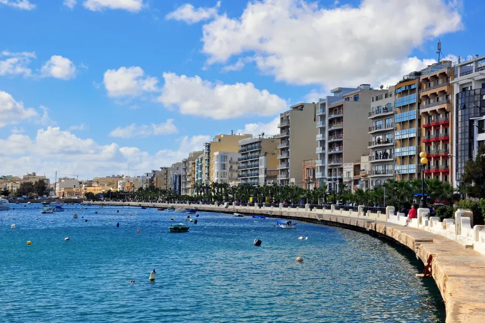 Havnefronten i Sliema med promenaden og de høje huse