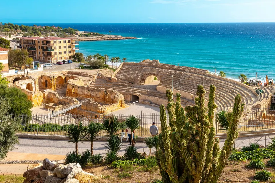 Det romerske amfiteater i Tarragona med havet bagved