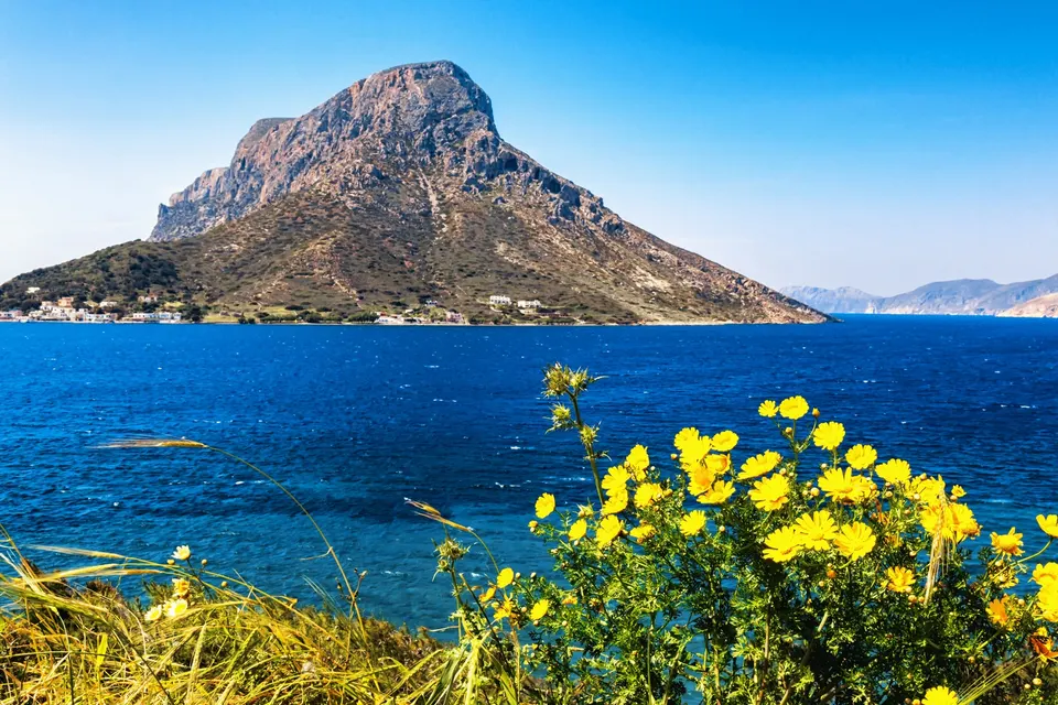 Øen Telendos set over sundet fra Kalymnos med turkis vand