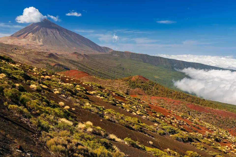 Vulkanen Teide over skyerne, set fra skråningerne over Orotava-dalen på Tenerife