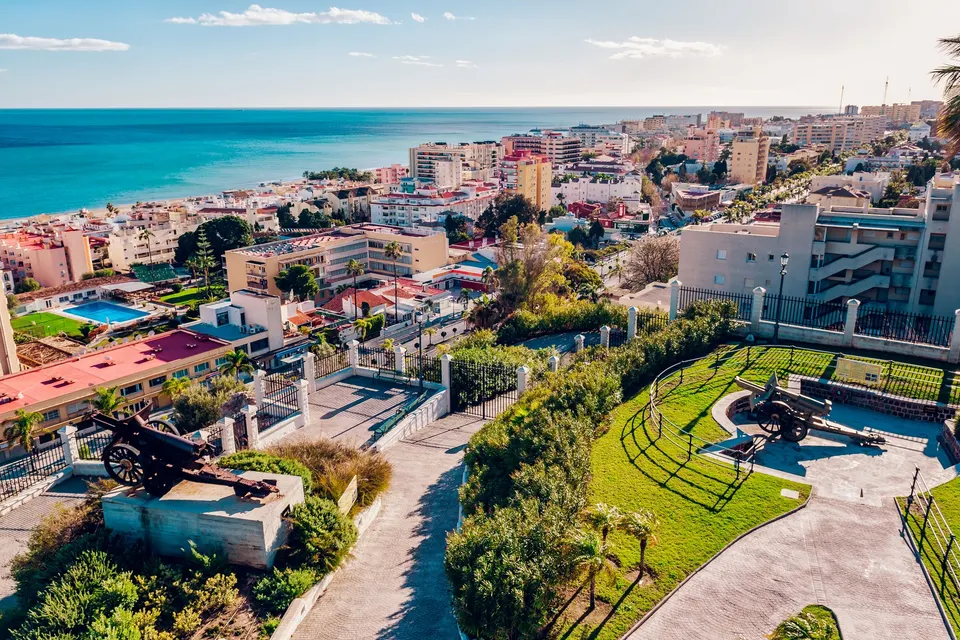Udsigt over kysten og stranden i Torremolinos fra Parque La Batería