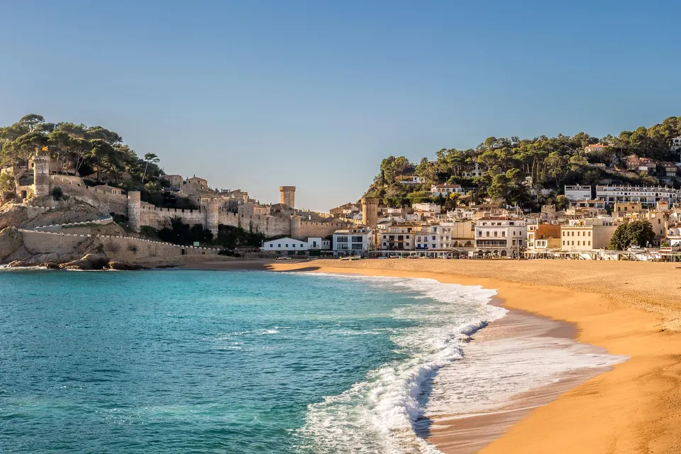Platja Gran og Vila Vella med bymuren på pynten i Tossa de Mar