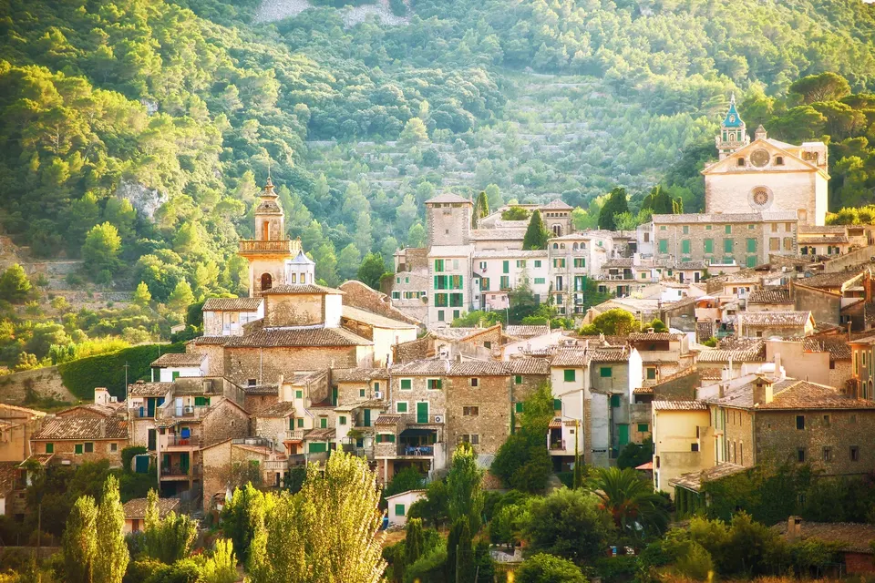 Valldemossas stenhuse og kartusianerklosteret på bjergskråningen i varmt eftermiddagslys