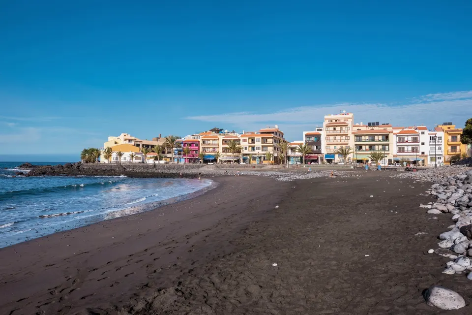 Stranden ved La Playa i Valle Gran Rey med farverige huse ud mod havet